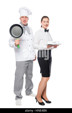 Portrait vertical d'un chef et une serveuse sur un fond blanc en studio Banque D'Images