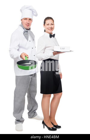 Serveuse et chef de cuisine avec ustensiles de cuisine sur un fond blanc en studio Banque D'Images