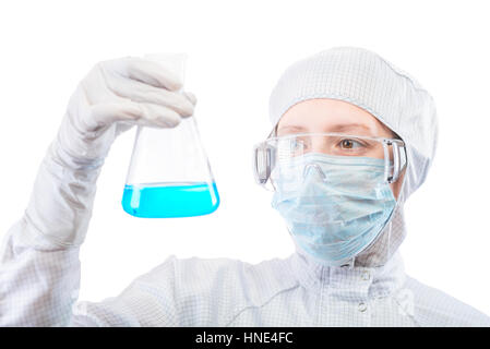 Chercheuse de l'analyse d'une substance liquide dans un flacon bleu Banque D'Images