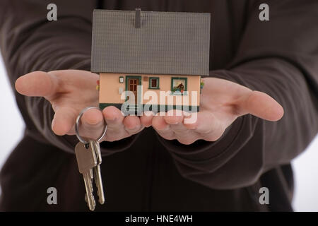 Communiqué de modèle, Haus und Schluessel in der Hand, Symbolbild Hauskauf - maison clé en main et Banque D'Images