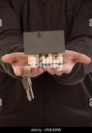 Communiqué de modèle, Haus und Schluessel in der Hand, Symbolbild Hauskauf - maison clé en main et Banque D'Images