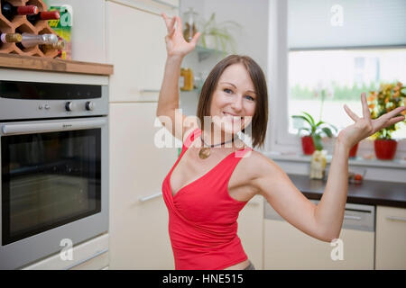 Communiqué de modèle, Froehliche, junge Frau in ihrer Kueche - heureux, young woman in kitchen Banque D'Images