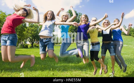 Communiqué de modèle, Jugendliche Maedchen springen dans der Wiese - teenage girls jumping in meadow Banque D'Images