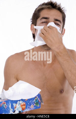 Communiqué de modèle, Mann schneuzt zweigniederlassungen - homme souffle son nez Banque D'Images