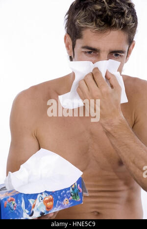 Communiqué de modèle, Mann schneuzt zweigniederlassungen - homme souffle son nez Banque D'Images