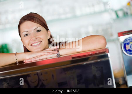 Communiqué de modèle, Junge, attraktive Hinter der Theke Kellnerin - jeune serveuse derrière bar Banque D'Images