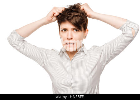 Crazy angry woman déchirant ses cheveux sur un fond blanc Banque D'Images