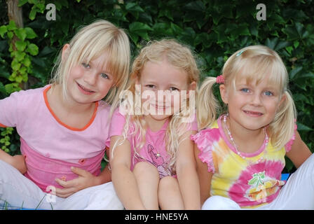 Communiqué de modèle, Drei blonde, gleichaltrige Maedchen - trois blondes Banque D'Images