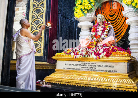 Prier, statue de A. C. Bhakivedanta Swami Prabhupada, le fondateur du mouvement Hare Krishna, dans la région de Temple ISKCON, Sri Krishna Balaram Mandir,Vrindavan,M Banque D'Images