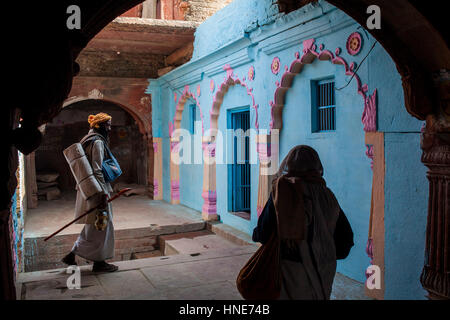 La Marche des pèlerins, intérieur de la Ghat, en rivière Yamuna, Vrindavan, Mathura, Uttar Pradesh, Inde Banque D'Images