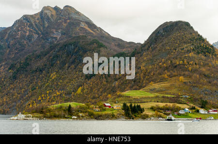 Le village de Urke, situé à Rånahalvøya, près de Norangsfjorden, un bras de fjord Hjorundfjorden, la Norvège. Banque D'Images