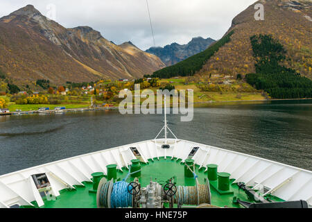 Navire Hurtigruten Nordnorge à Urke, situé à Rånahalvøya, près de Norangsfjorden, un bras de fjord Hjorundfjorden, la Norvège. Banque D'Images