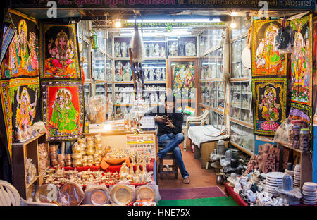Boutique de souvenirs, scène de rue à Gopinath Bazar, centre historique,Vrindavan, Mathura, Uttar Pradesh, Inde Banque D'Images