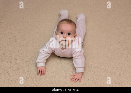 Portrait de fille de bébé. Mignon doux sourire édenté. Tout-petit. Banque D'Images