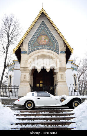 Voiture classique blanc en face de l'église orthodoxe, Sofia, Bulgarie, Janvier 2017 Banque D'Images