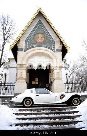 Voiture classique blanc en face de l'église orthodoxe, Sofia, Bulgarie, Janvier 2017 Banque D'Images