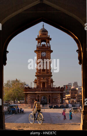 Bicyclette, Coucher du soleil, porte de Sardar Market et de l'horloge, Jodhpur, Rajasthan, India Banque D'Images