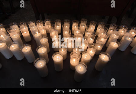 Chandelles de cérémonie dans une église sombre, Mallorca, Espagne. Banque D'Images