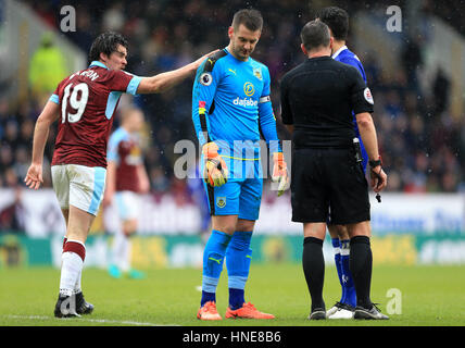 Match arbitre Kevin ami parle de Chelsea's Diego Costa (à droite) et Tom Heaton de Burnley au cours de la Premier League match à Turf Moor, Burnley. Banque D'Images