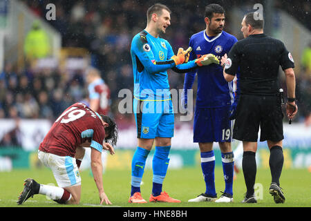 Match arbitre Kevin ami parle de Chelsea's Diego Costa (deuxième à droite) et Tom Heaton de Burnley au cours de la Premier League match à Turf Moor, Burnley. Banque D'Images