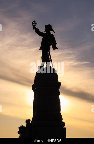 La Silhouette verticale de la statue de Samuel de Champlain à la pointe Nepean, l'un des belvédères les plus spectaculaires à Ottawa, Canada Banque D'Images