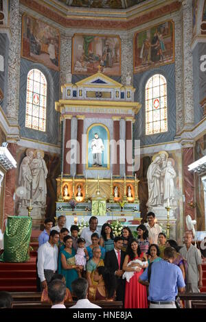 Mangalore, Inde - 24 octobre 2015 - Indian mariage catholique dans la chapelle jésuite Aloysius St. Banque D'Images