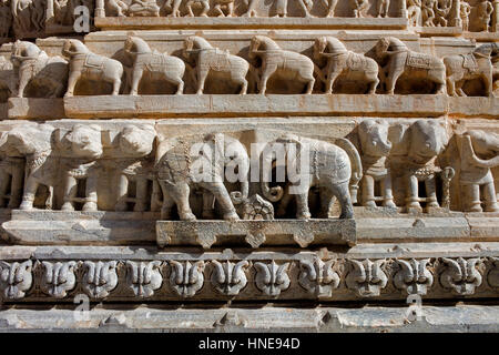 Détail,relief sur le mur extérieur du Temple Jagdish, Udaipur, Rajasthan, Inde Banque D'Images