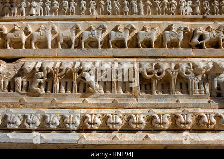 Détail,relief sur le mur extérieur du Temple Jagdish, Udaipur, Rajasthan, Inde Banque D'Images