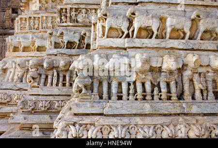 Détail,relief sur le mur extérieur du Temple Jagdish, Udaipur, Rajasthan, Inde Banque D'Images