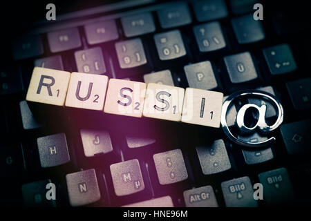 Cube lettres forment le mot Russie sur un clavier d'ordinateur, Würfelbuchstaben formen das Wort Russie auf einer Computertastatur Banque D'Images