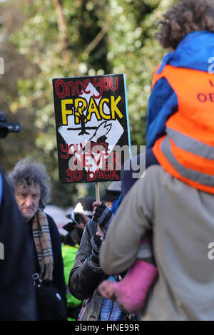 Des manifestants anti-fracking sur Barton Moss Road au camp de protestation Barton Moss, Salford, England, UK Banque D'Images