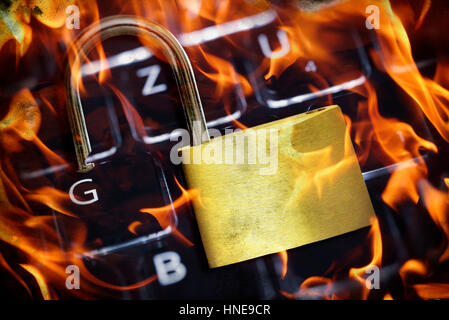 Un cadenas ouvert sur clavier de l'ordinateur et les flammes, Internet photo symbolique de l'activité criminelle, Offenes Vorhängeschloss auf und Computertastatur Flammen, Sym Banque D'Images