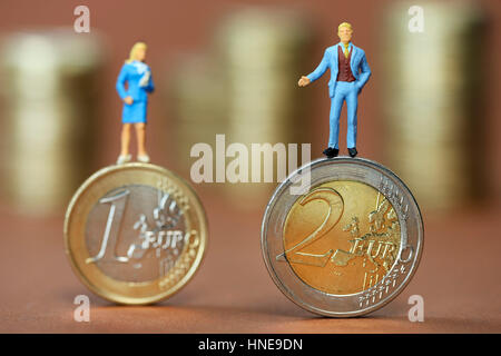 Figures miniatures de l'homme et de la femme sur l'un et l'euro-coin deux, photo symbolique pour l'inégalité salariale, Miniaturfiguren von Mann und Frau auf ein- und Zwe Banque D'Images