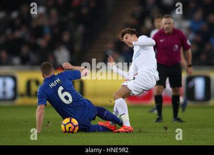 Leicester City's Robert Huth (à gauche) et Swansea City's Tom Carroll au cours de la Premier League match au Liberty Stadium, Swansea. Banque D'Images