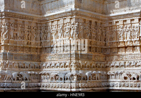 Détail,relief sur le mur extérieur du Temple Jagdish, Udaipur, Rajasthan, Inde Banque D'Images