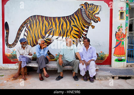 Scène de rue, d'amis, Udaipur, Rajasthan, Inde Banque D'Images