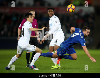 Swansea City's Jack Cork (à gauche) et Leicester City's Robert Huth bataille pour la balle durant le premier match de championnat au Liberty Stadium, Swansea. Banque D'Images