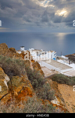 Vue sur Chora village sur l'île d'Anafi en Grèce. Banque D'Images