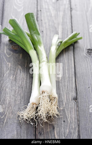 Les poireaux sur table en bois - studio shot Banque D'Images