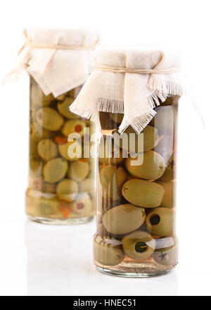 Studio shot of olives marinées dans le jar Banque D'Images