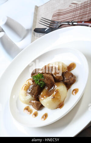 Boulettes de Silésie on white plate Banque D'Images