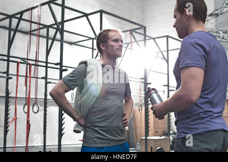 En parlant d'amis masculins gym crossfit Banque D'Images