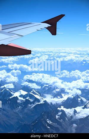 Vue depuis l'avion au-dessus des montagnes enneigées Banque D'Images