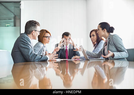 Businesspeople arguing in meeting Banque D'Images