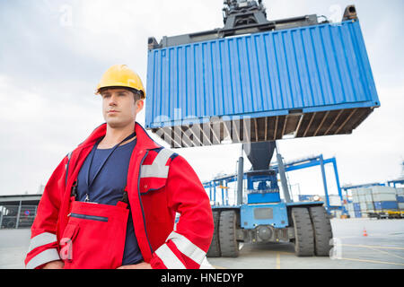 Certains hommes se tenant face au véhicule de fret shipyard Banque D'Images