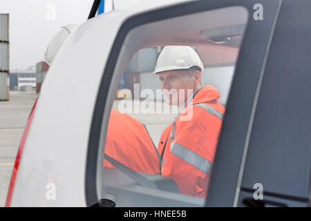 En voiture à côté de la conversation des ingénieurs de cour d'expédition Banque D'Images