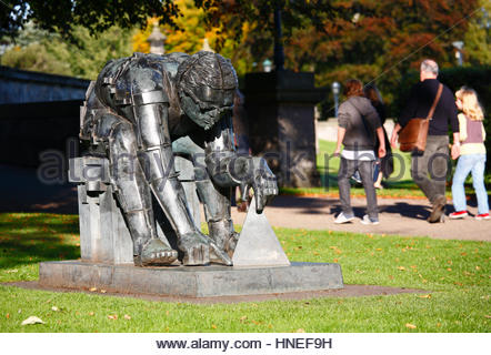 Eduardo Paolozzi's sculpture en bronze "maître de l'Univers" à la galerie d'Art moderne de deux, Édimbourg Banque D'Images