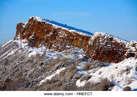 Salisbury Crags dans Edinburgh Holyrood Park couvert de neige de l'hiver Banque D'Images