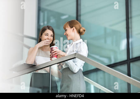 Le commérage d'affaires tout en ayant le café sur les mesures in office Banque D'Images