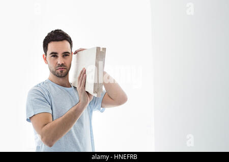 Mid-adult man carrying lumber sur l'épaule Banque D'Images